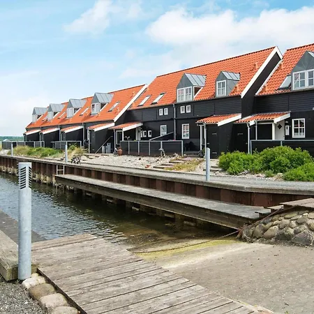 Retreat By The Canal - By Traum ヒュールスミンネ